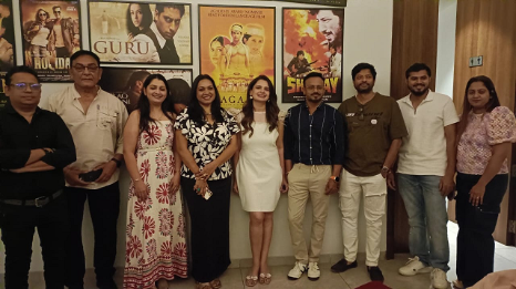 सूरत में 'अधूरी तलाश' की स्क्रीनिंग, बेघर युवती और इंसानियत की कहानी ने दर्शकों को झकझोरा