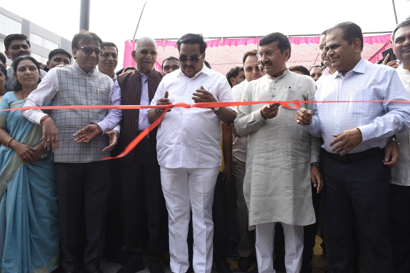 सूरत : केंद्रीय जल शक्ति मंत्री सी.आर. पाटिल ने फ्लाईओवर ब्रिज का उद्घाटन किया
